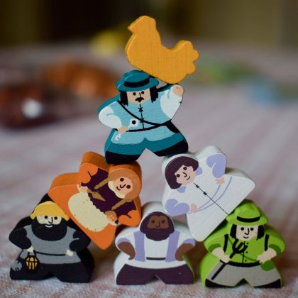 Una disposizione artistica dei meeples di Keyper